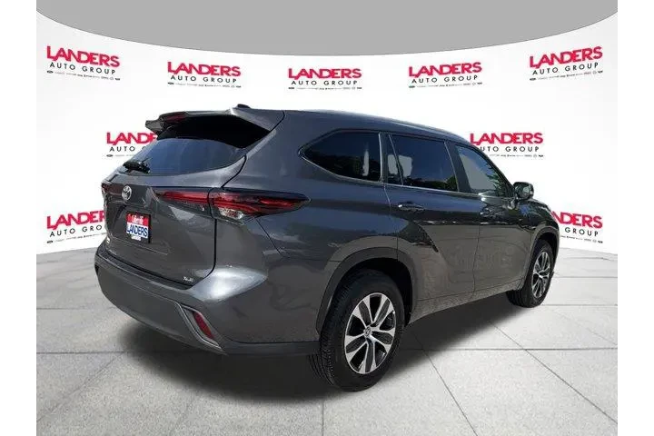 $42490 : Toyota Highlander 2024 LE 4d image 3