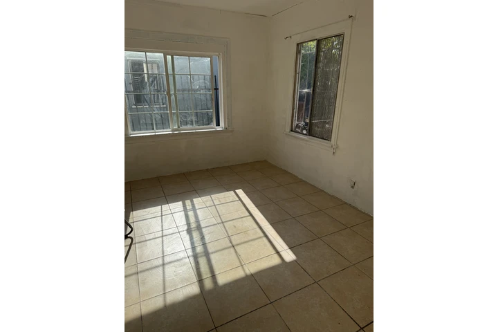 $700 : Se Renta cuarto grande 12 x 12 image 2