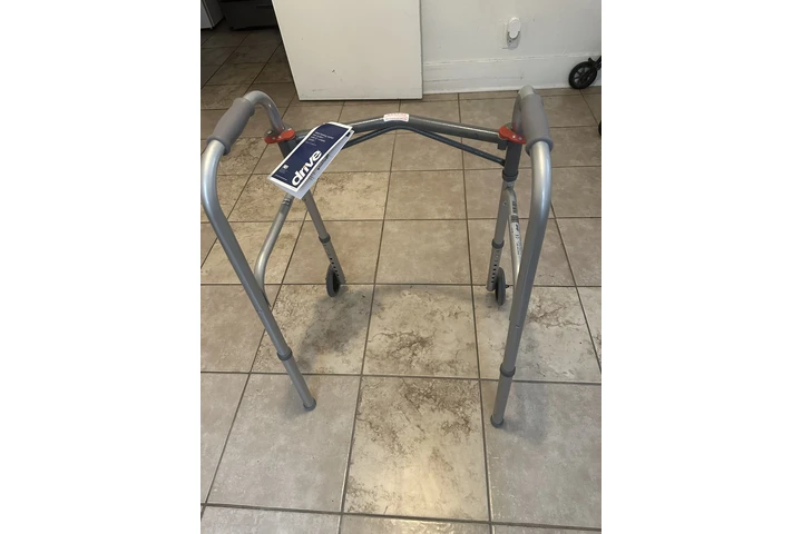 $40 : Walkers/baño portátil image 1
