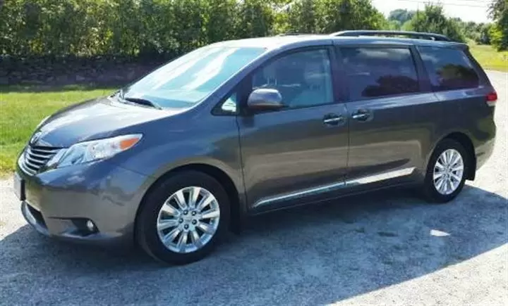 $11000 : 2014 TOYOTA SIENNA XLE image 1