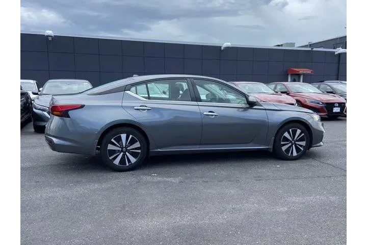 $15487 : Nissan Altima 2021 2.5 SV 4d image 3