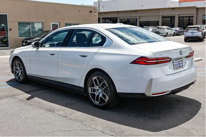 $39588 : BMW i5 2024 eDrive40 4dr Sed image 1