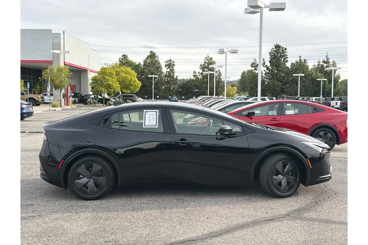 $28075 : Toyota Prius 2026 LE 4dr Hat image 3