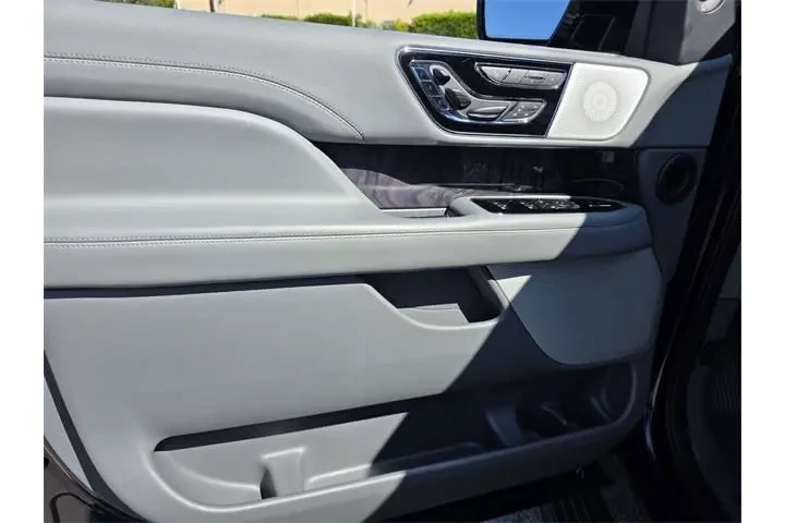 $33991 : Lincoln Navigator 2021 4x4 R image 8