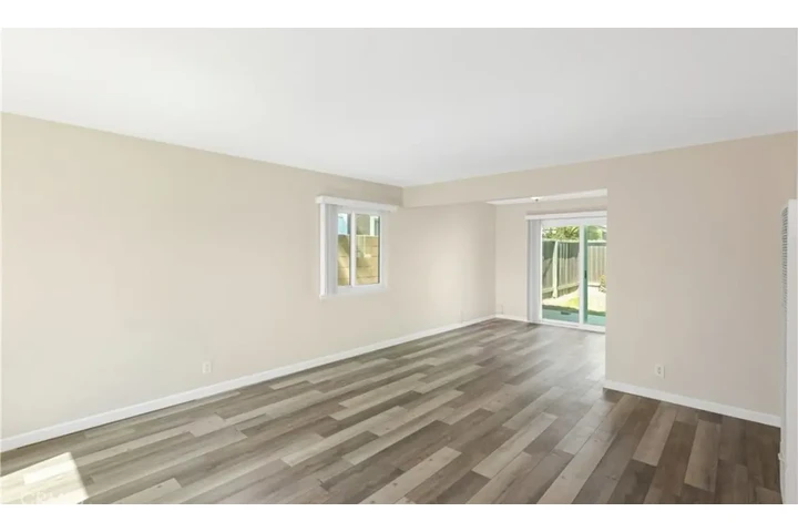 $2500 : 3 Bedroom house in Lynwood image 2