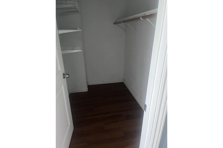 $1200 : Master bedroom image 4