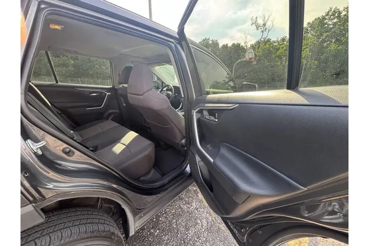 $18999 : 2019 RAV4 XLE image 10