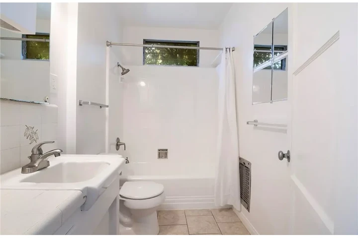 $2460 : 3Bed 2Bath in Huntington Park image 8