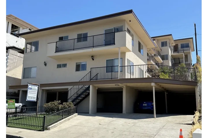 $1980 : 2 Bedroom Apt in James M Wood image 1