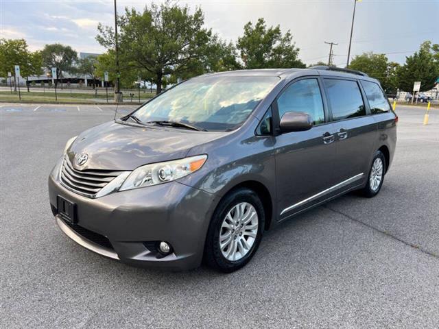 $10900 : 2014 Sienna XLE 8-Passenger image 3