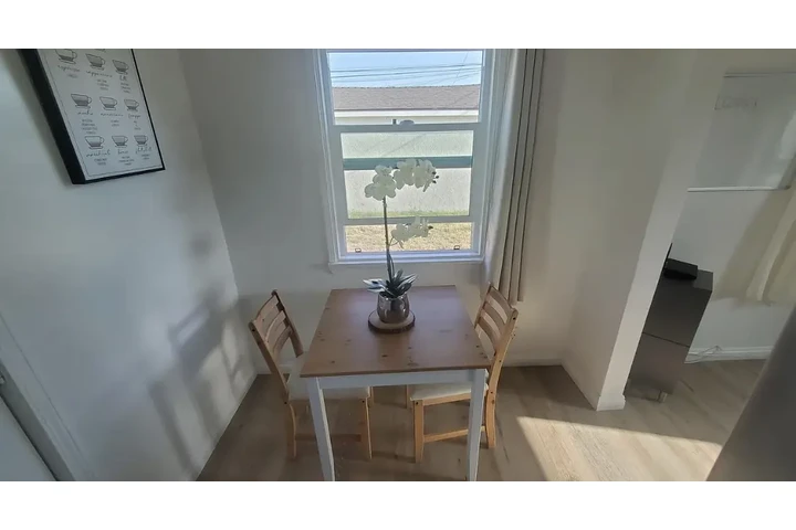 $1350 : cozy home image 4