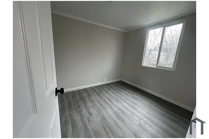 $900 : Move in Ready Beautiful 2 bedr image 5