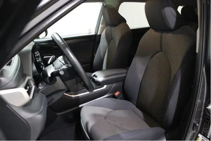 $38998 : Toyota Highlander 2024 LE 4d image 5