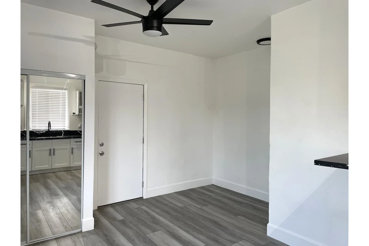 $1349 : Renovated Studio Ktown image 2