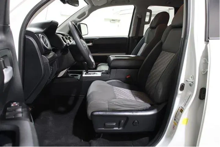 $23689 : Toyota Tundra 2018 4x4 SR5 4 image 2