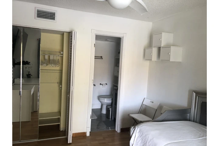 $850 : Rento cuarto. MUJER baño priva image 6