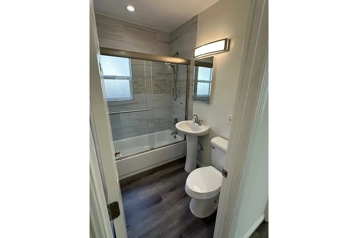 $800 : Home...Los Angeles, CA image 6