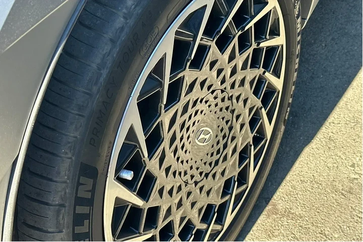 $28990 : Hyundai IONIQ 5 2023 AWD Lim image 4