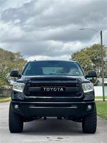 $26900 : Se vende Toyota Tundra Crewmax image 2