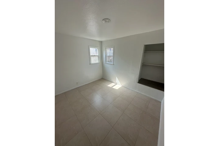 $2400 : CASA DE 2 RECÁMARAS UN BAÑO image 4