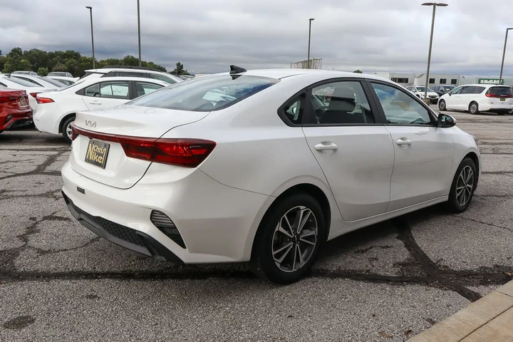 $17588 : 2023 Forte LXS image 4