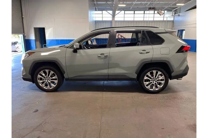 $25929 : Toyota RAV4 2021 AWD XLE Pre image 6