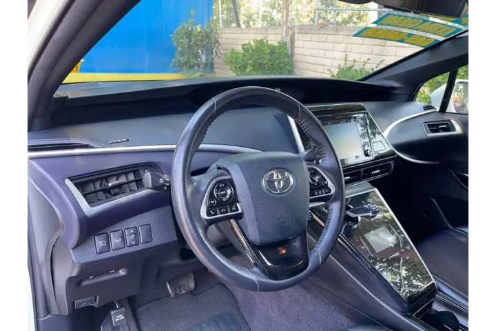 2019 Mirai image 5