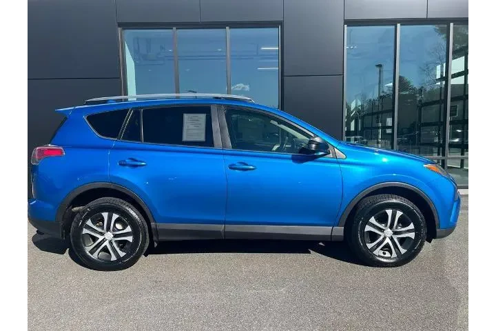 $14795 : Toyota RAV4 2017 AWD LE 4dr image 2