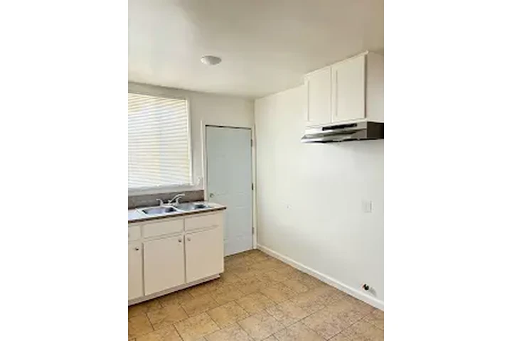 $2100 : COMPTON RENTO APTO. image 3