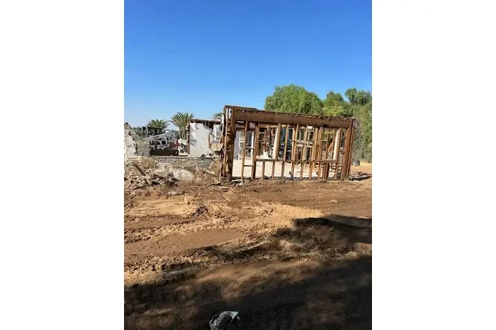 DEMOLICIONES LOS PROFESIONALES image 4