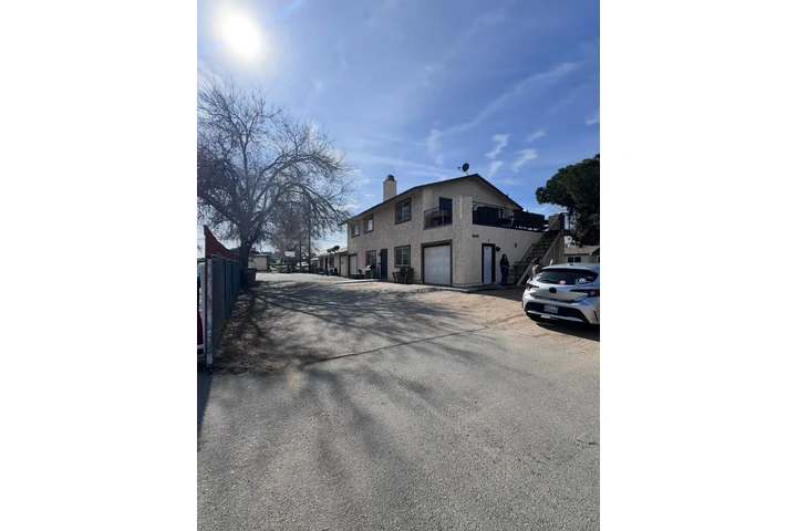 $2150 : Triplex Casa #2 image 1