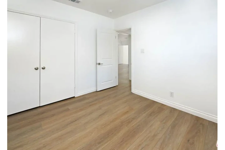 $2100 : Spacious 2 Bedroom House in LA image 6