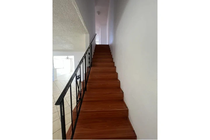 $1950 : dúplex de dos plantas image 6