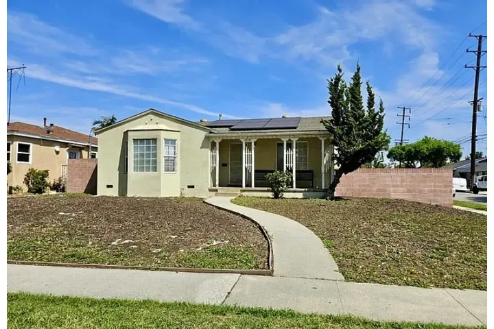 $2800 : 10134 Walnut Ave, South Gate, image 1