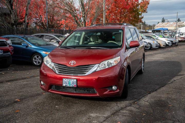 $13995 : 2011 Sienna XLE 7-Passenger image 3