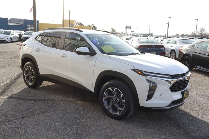 $21688 : 2025 Trax FWD 4dr LT image 3