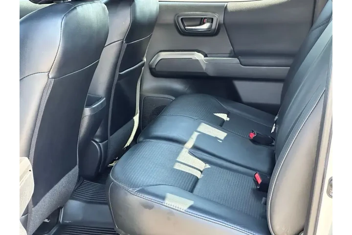 $30489 : Toyota Tacoma 2018 4x4 TRD S image 10