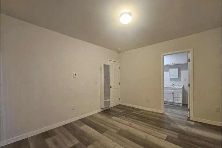 $1965 : 2 Bed Apt In N Kenmore Ave, LA image 6