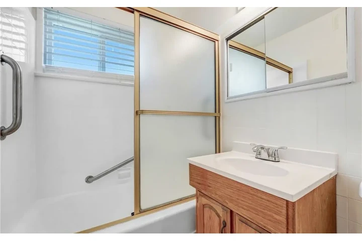 $2495 : 3 Bedroom in South Los Angeles image 9