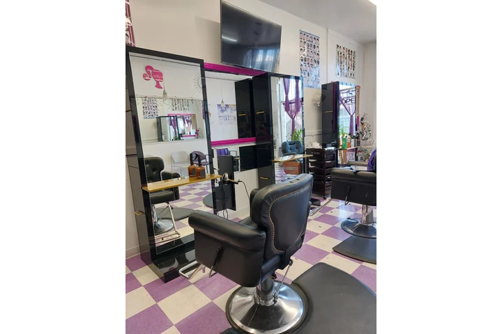 Nececito cosmetologa o barbero image 1