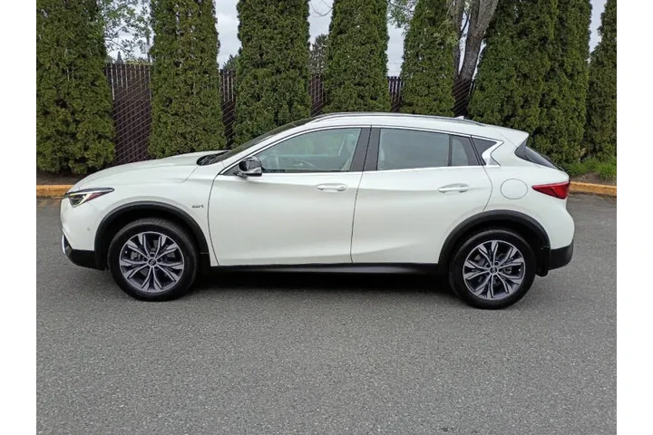 $10900 : 2017 QX30 Premium image 7