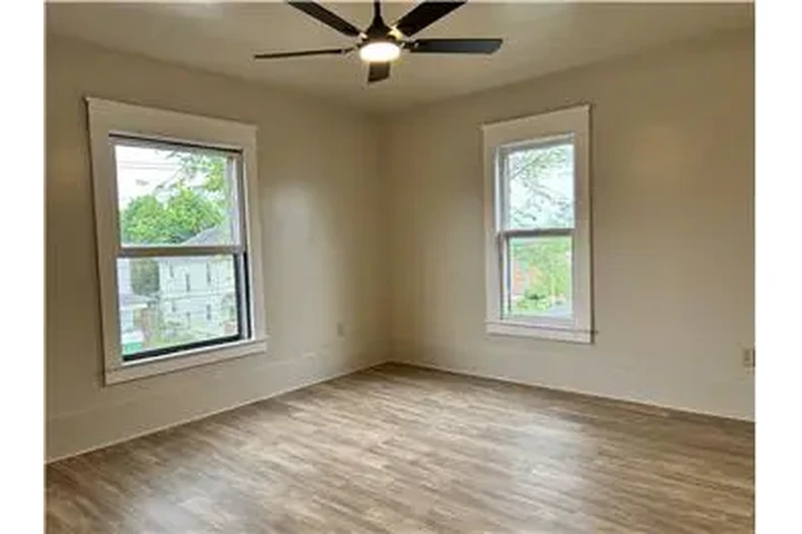 $700 : Rental property with 2 bedro image 9
