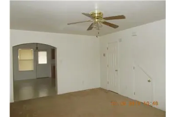 $950 : Rental property with 2 bedro image 2