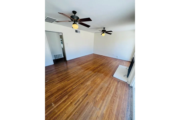 $1000 : Spacious kitchen cabinets home image 5