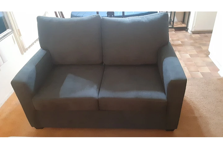 $300 : Sofa de dos plazas image 1