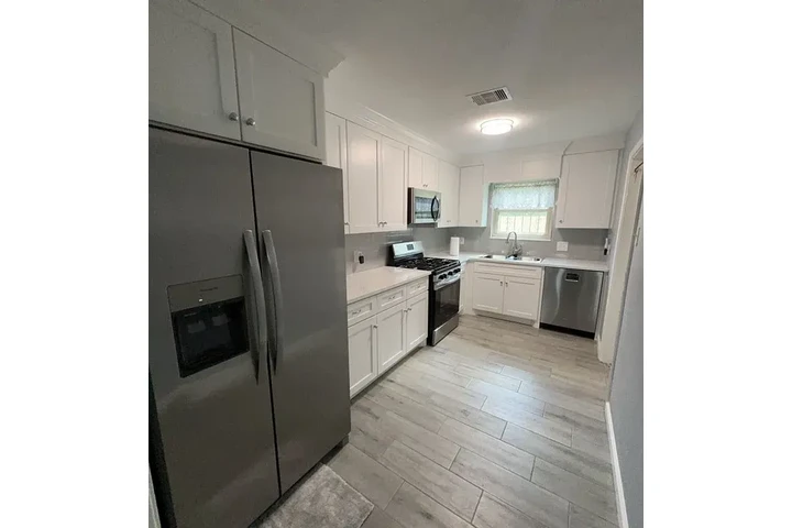 $1300 : Welcome to this charming 3-bed image 3