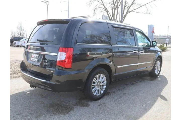 $8877 : Chrysler Town and Country 20 image 8