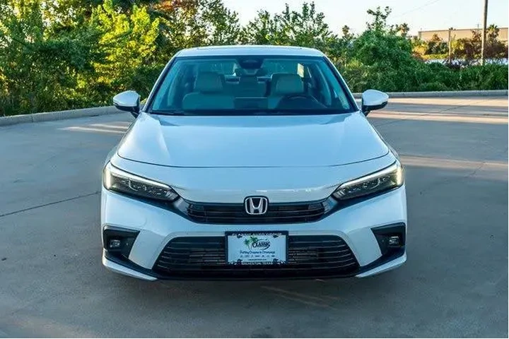 $26946 : Honda Civic 2024 Touring 4dr image 2