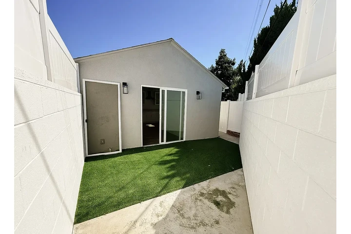 $1100 : 1/bed1/bath home for rent image 7