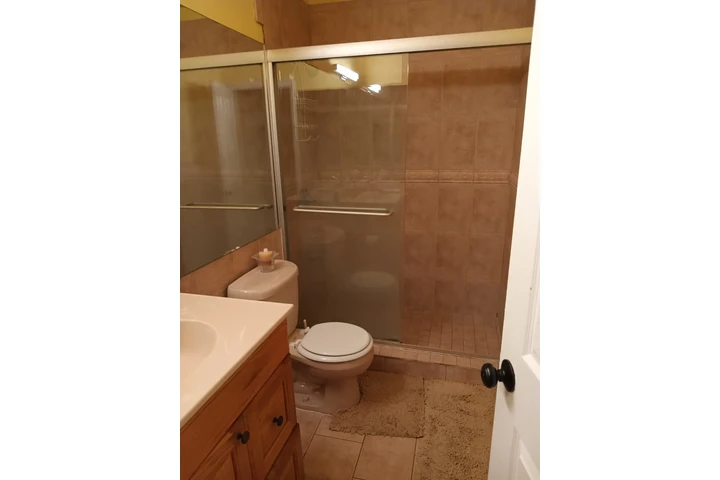 $750 : Renta cuarto  Coral Way y 127 image 3
